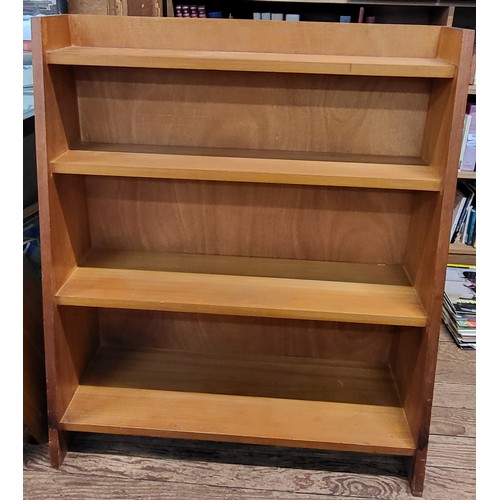 17 - A mid-century graduated bookcase 95 x 80 x 29cm.