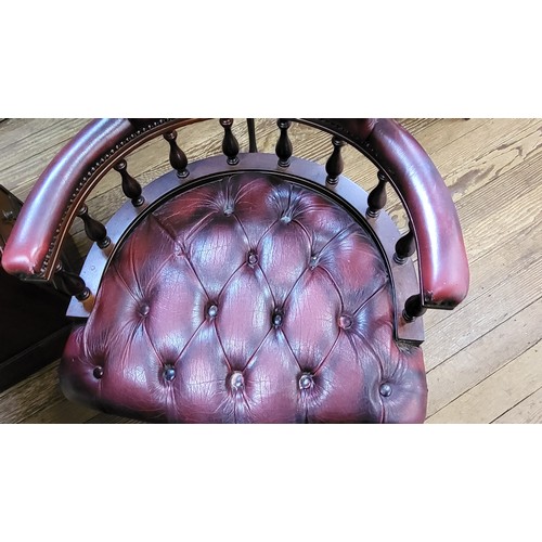 36 - Leather topped pedestal desk H: 76cm W: 120cm D: 60cm, with matching leather topped filing cabinet H... 