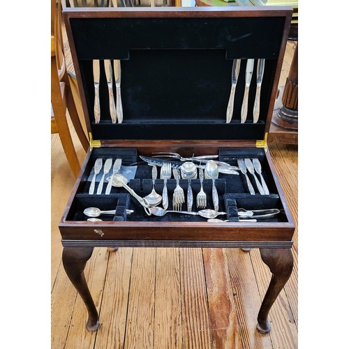 38 - Leather topped cutlery canteen table, legs in need of repair and cutlery set incomplete. H: 49cm W: ... 