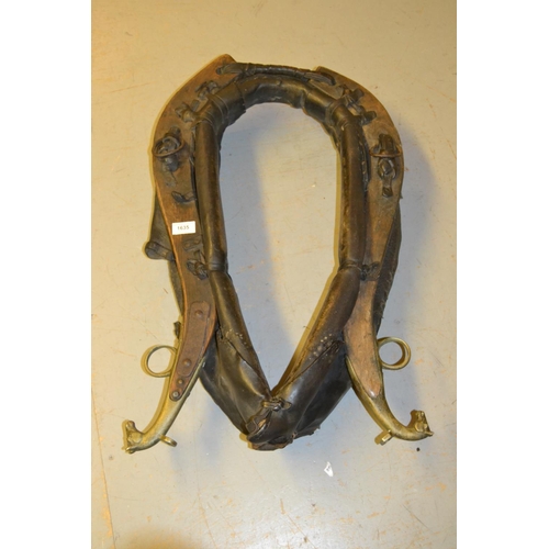 1635 - Brass mounted wooden and leather horse's collar