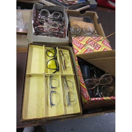 197 - Box containing a large quantity of mid 20th Century vintage spectacles, glasses etc