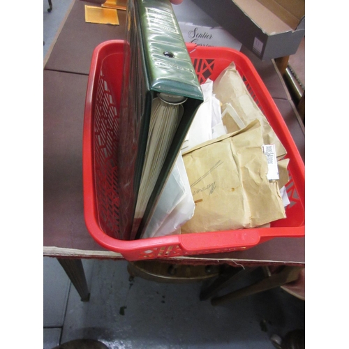 200 - Quantity of World stamps in an album and loose