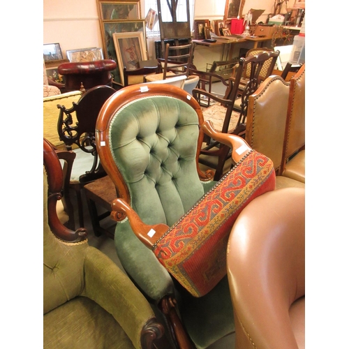 2371 - 19th Century spoon back button upholstered armchair on shaped front supports with castors (at fault)... 