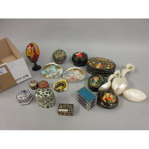 75 - Small group of enamel and other trinket boxes, two oriental painted shells and other miniature items... 