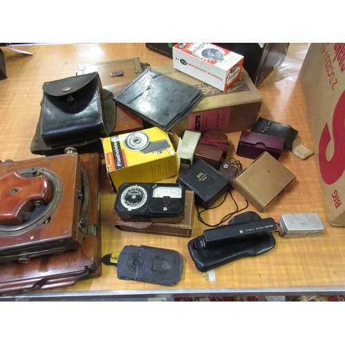 400 - Leica cased light meter, together with a quantity of camera accessories and various camera plates