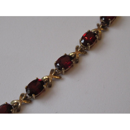 1038 - 9ct Yellow gold garnet set bracelet