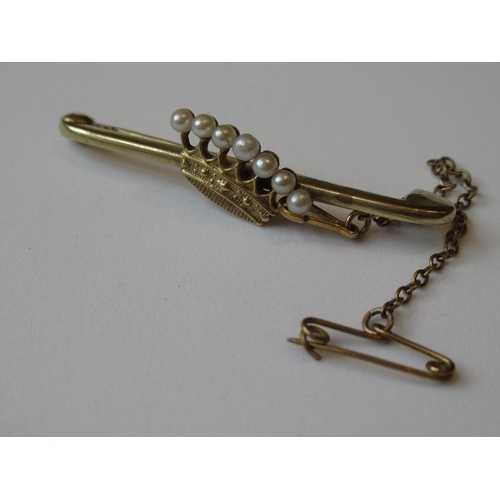 1054 - Yellow metal and cultured pearl bar brooch in the form of a crown