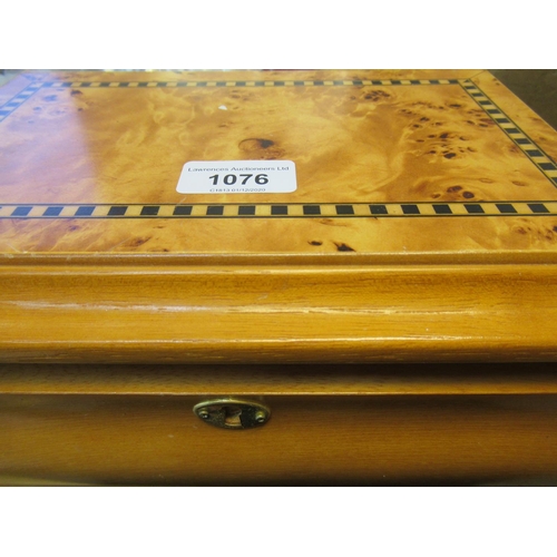 1076 - Modern burr wood jewellery box containing a quantity of miscellaneous costume jewellery