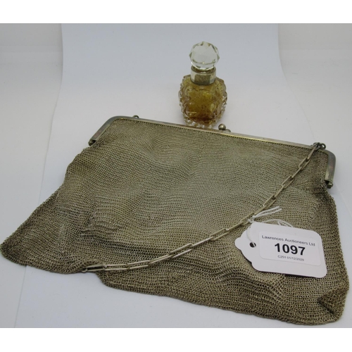 1097 - Silver chain mesh evening purse together with a silver mounted cut glass smelling salts bottle