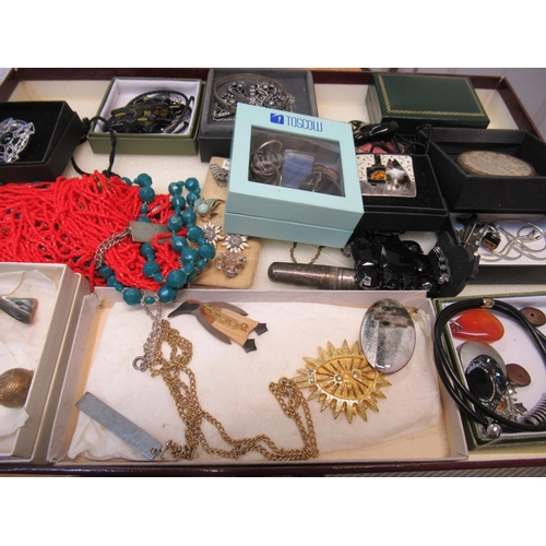 1112 - Quantity of various boxed and loose costume jewellery including: necklaces, pendants and rings