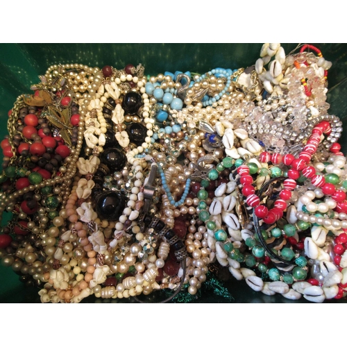 1124 - Large quantity of various costume jewellery