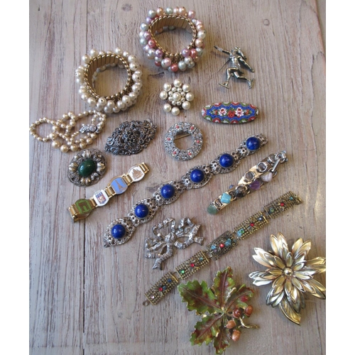 1124 - Large quantity of various costume jewellery