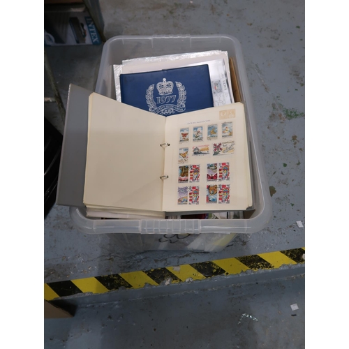 276 - Large quantity of World stamps in albums, on loose leaves and loose