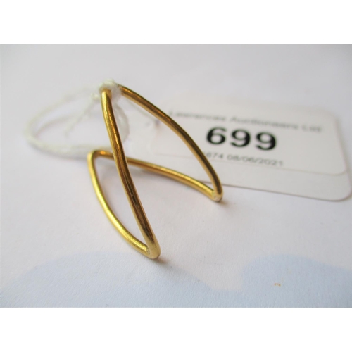 699 - Gold ring of stylised design