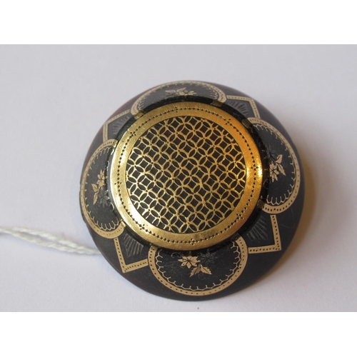 721 - Circular gold tortoiseshell pique brooch