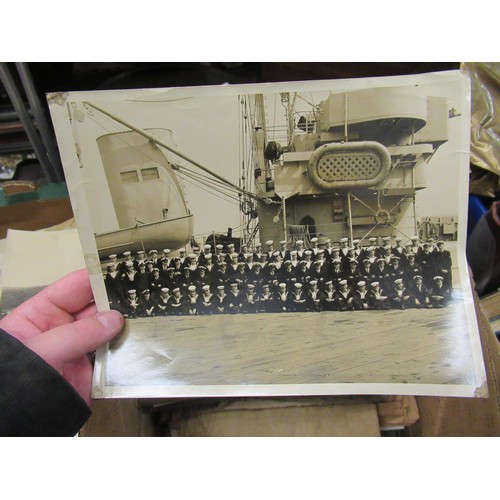 303 - Quantity of 20th Century photographs in albums and loose