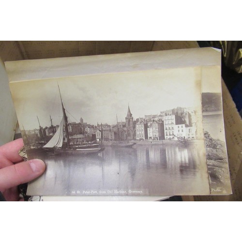 303 - Quantity of 20th Century photographs in albums and loose