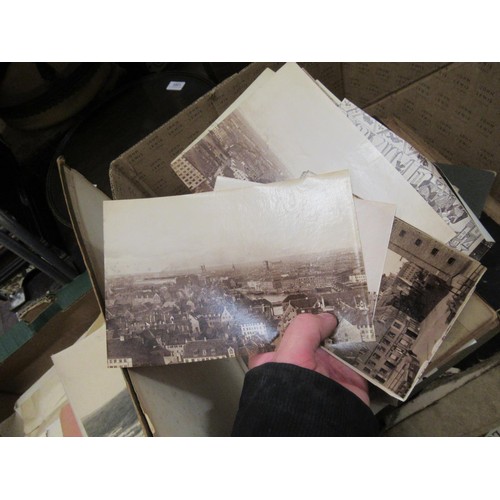 303 - Quantity of 20th Century photographs in albums and loose