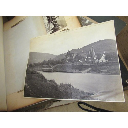 303 - Quantity of 20th Century photographs in albums and loose