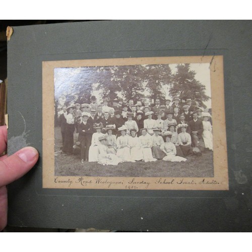 303 - Quantity of 20th Century photographs in albums and loose