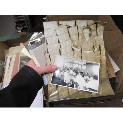 303 - Quantity of 20th Century photographs in albums and loose