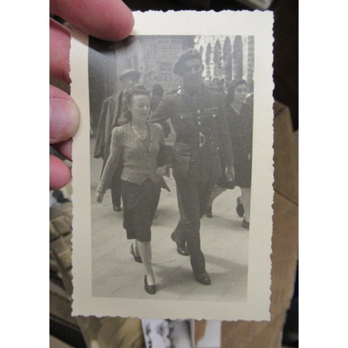 303 - Quantity of 20th Century photographs in albums and loose