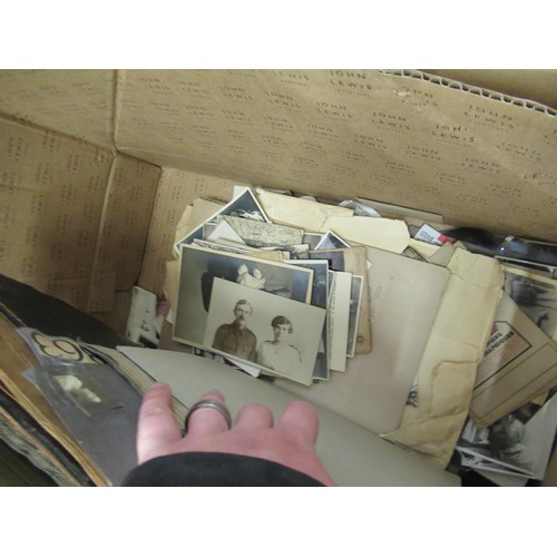 303 - Quantity of 20th Century photographs in albums and loose