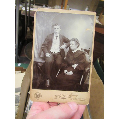 303 - Quantity of 20th Century photographs in albums and loose