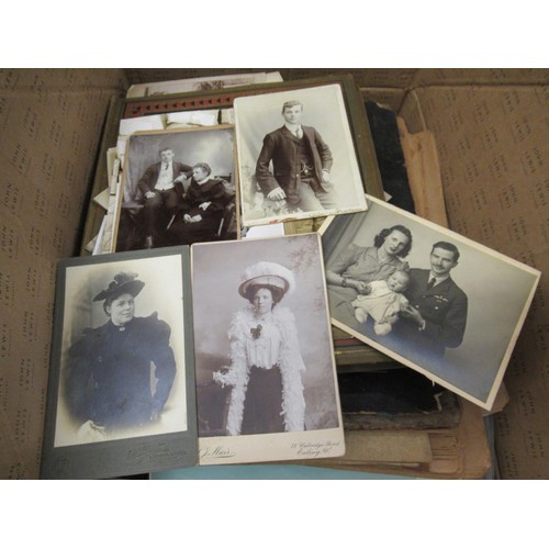 303 - Quantity of 20th Century photographs in albums and loose