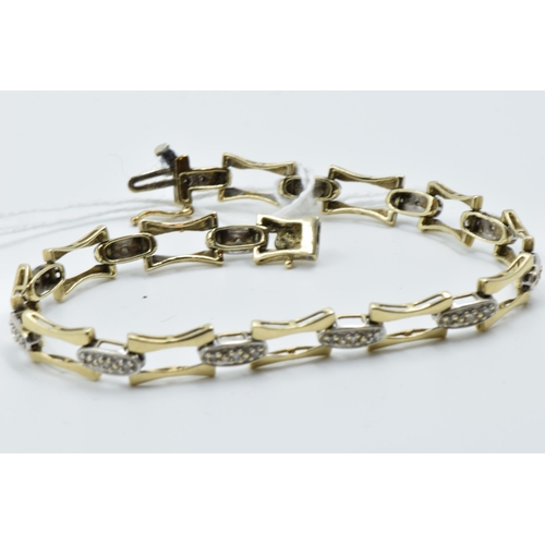 909 - 9ct Gold bracelet set small diamonds, 7.5g