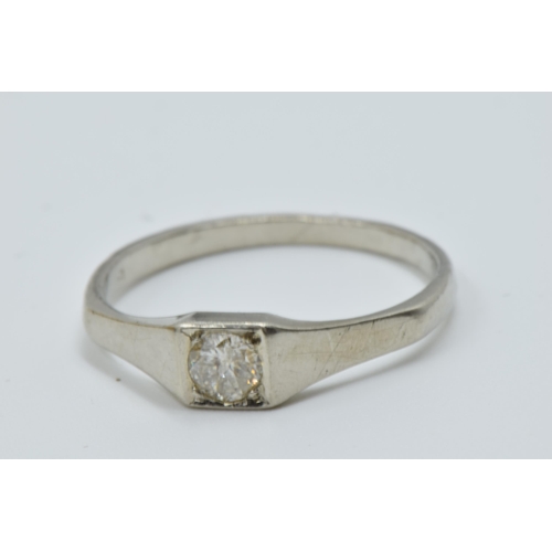 942 - Small platinum and diamond set solitaire ring