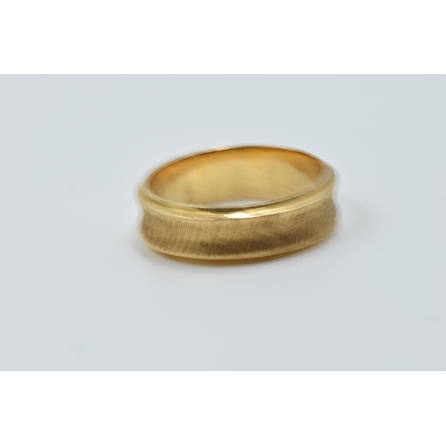 945 - Middle Eastern engraved yellow metal wedding band, 4.5g