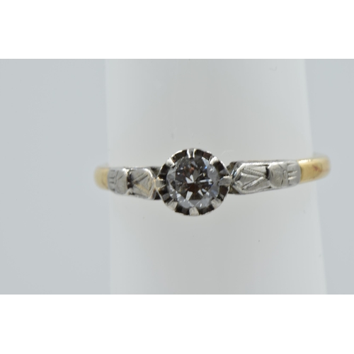 989 - Small 18ct gold and platinum diamond solitaire ring with illusion setting