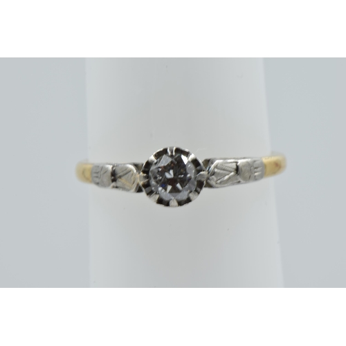 989 - Small 18ct gold and platinum diamond solitaire ring with illusion setting