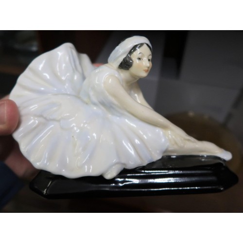 537 - Royal Doulton figure @The Swan Dance'  (Anna Pavlova) HN487 4.25ins x 6.75ins (crack and chip to bas... 