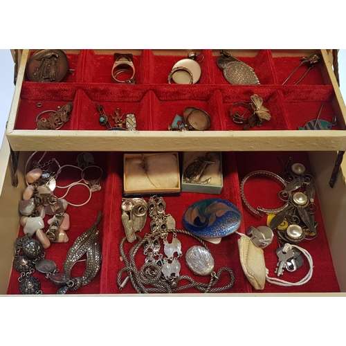 1017 - Cream jewellery box containing various silver and other costume jewellery