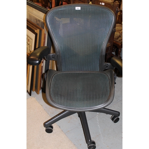 2043 - Herman Miller Aeron, adjustable office chair