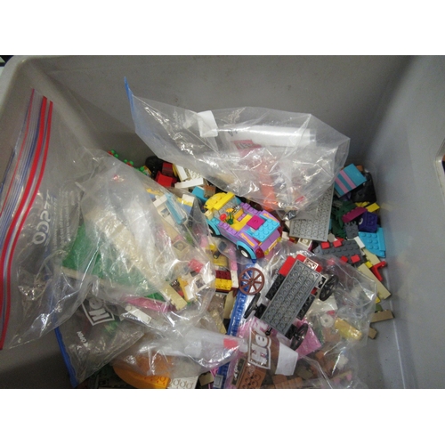 244 - Box containing a small quantity of various Lego