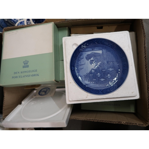 459 - Set of eight boxed Royal Copenhagen Mothers Day plates