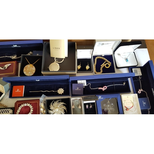 784 - Quantity of miscellaneous costume jewellery including Links of London, Swarovski and some silver, ma... 