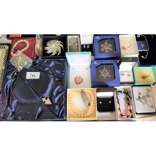 784 - Quantity of miscellaneous costume jewellery including Links of London, Swarovski and some silver, ma... 