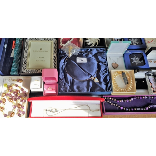 784 - Quantity of miscellaneous costume jewellery including Links of London, Swarovski and some silver, ma... 