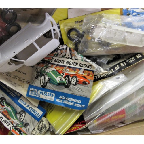 107 - Box containing a large quantity of Airfix motor racing models (some boxed) and accessories