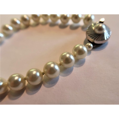 771 - Simulated opal bead necklace with a 9ct gold clasp, together with a simulated pearl bracelet