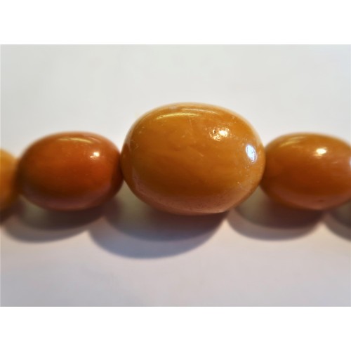 924 - Butterscotch amber bead necklace, 78g, the largest bead 29mm x 24mm diameter