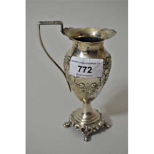 772 - Early 20th Century Birmingham silver pedestal cream jug on paw supports, 3.5oz