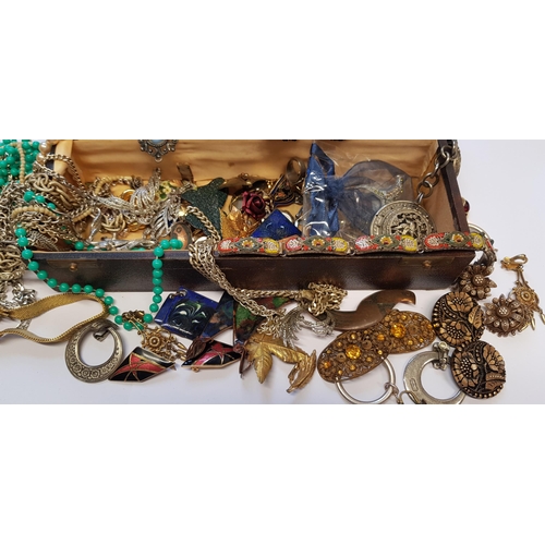 954 - Quantity of miscellaneous costume jewellery