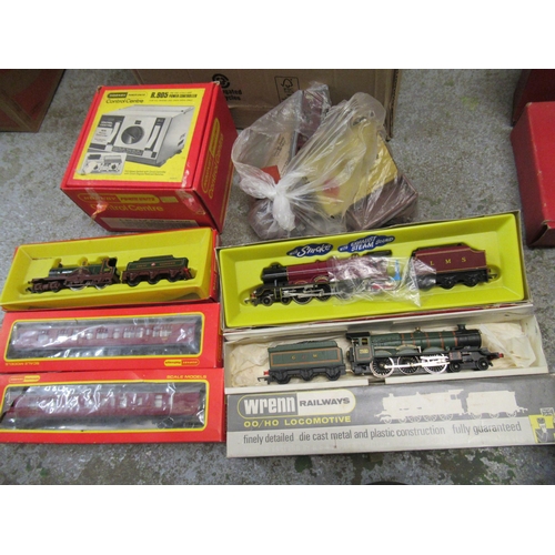 100 - Quantity of Triang Hornby and other model railway etc, including a Wrenn railways locomotive