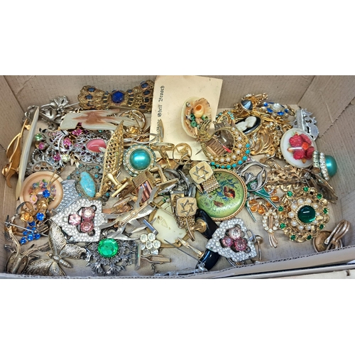 866 - Two boxes containing a quantity of miscellaneous costume jewellery