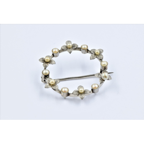 905 - Circular 18ct white gold brooch set seed pearls, 4g